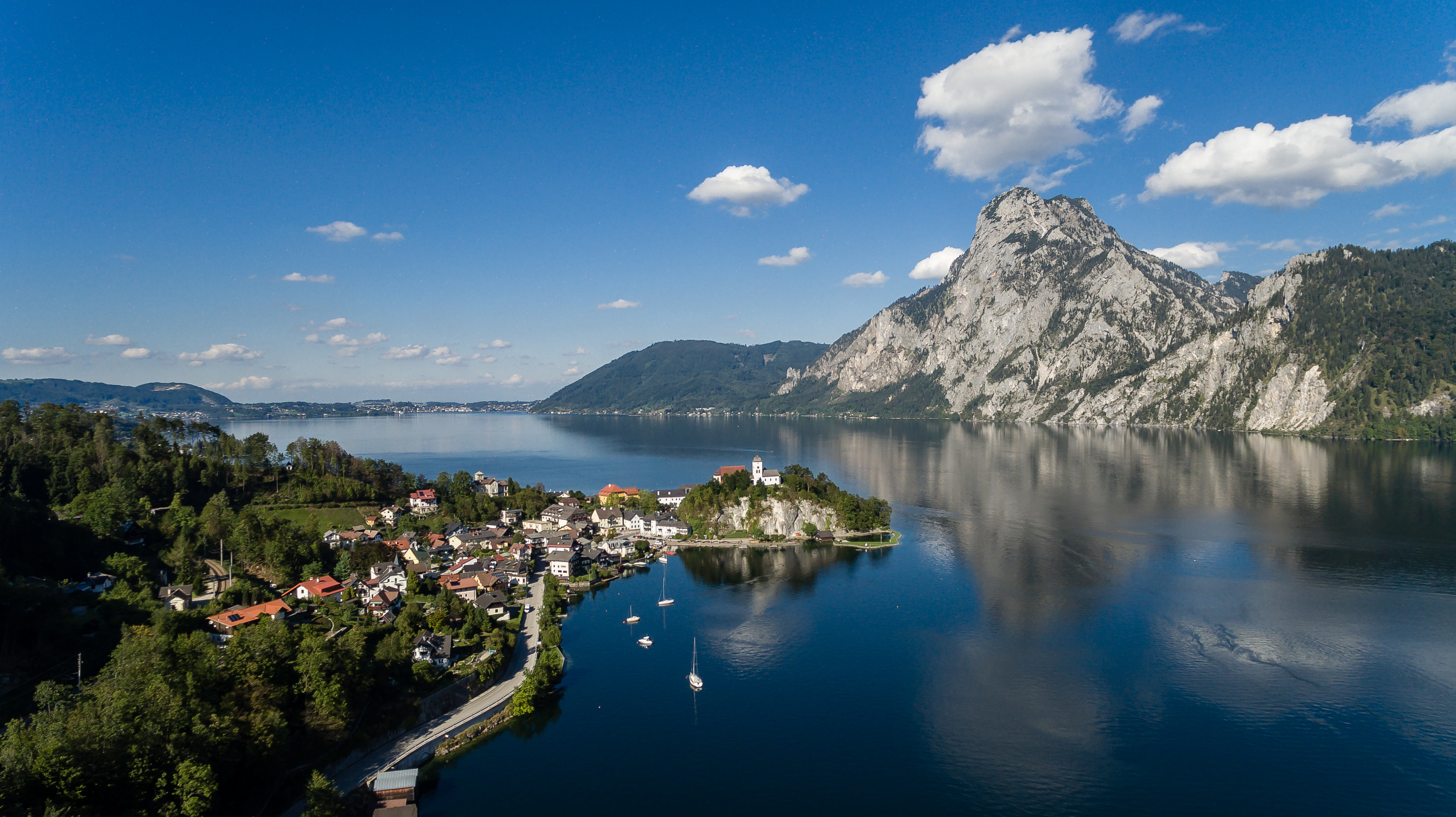 blick auf den traunsee und schloss orth